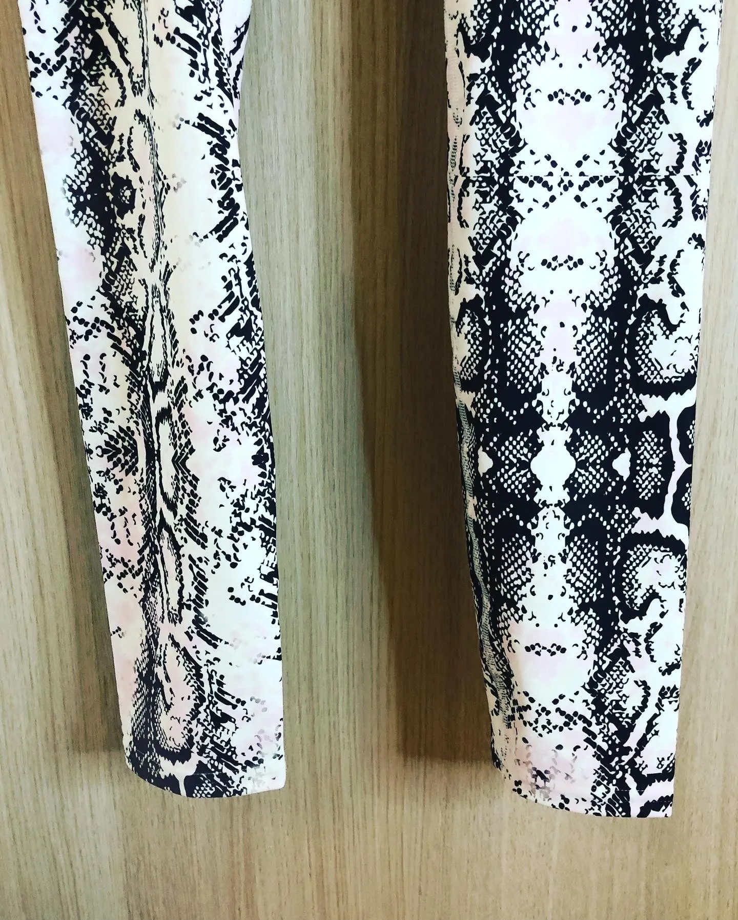 Light Pink Snakeskin Print Meggings, Pale Pink Reptile Python Snake Print Men Tights-Made in USA/EU